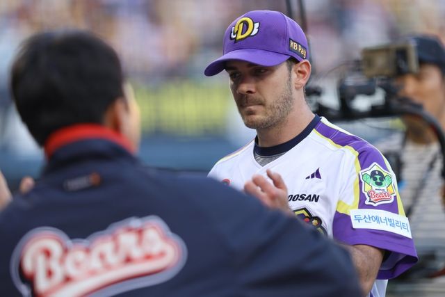 두산 외국인투수 잭로그가 7일 잠실 LG전에서 투구를 마친 뒤 덕아웃으로 들어가고 있다. 사진제공｜두산 베어스