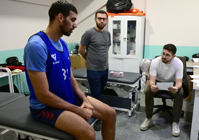 2025 V리그 외국인선수 트라이아웃에 참가한 남자부 신청 선수가 현지 의사가 주도하는 메디컬 테스트를 받고 있다. 남자부에선 32명이 최종 참여했다. 사진제공｜KOVO