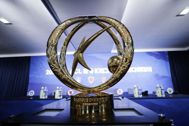 K리그2의 출전 명단은 최대 18명이다. 최대 20명인 코리아컵, K리그1, 세미 프로리그보다 적다. 과거 K리그2 구단들은 운영비 부담을 이유로 엔트리 확대를 꺼렸지만, 이젠 규정을 같이 적용해야 한다는 목소리가 적지 않다. 사진제공｜한국프로축구연맹