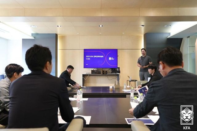 KFA 국가대표전력강화위원회가 7일 서울 신문로 축구회관에서 첫 회의를 열어 활동 방향을 논의했다. 현영민 신임 위원장 체제에서 당면과제인 U-23 대표팀 사령탑 선임에 전력투구할 예정이다. 사진제공｜KFA
