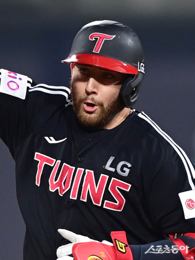 LG 외국인타자 오스틴 딘이 6일 잠실 두산전에서 야수와 충돌한 여파로 이튿날 경기를 한 차례 쉬어간다. 스포츠동아DB