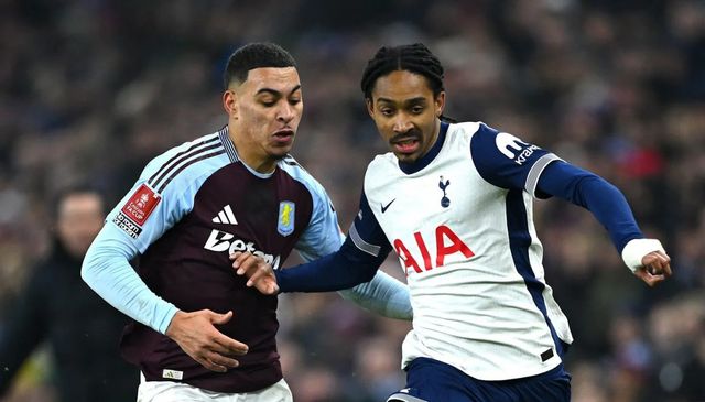2월 빌라 파크에서 열린 애스턴 빌라-토트넘의 2024~2025시즌 잉글랜드축구협회컵(FA컵) 32강에서 모건 로저스(왼쪽)와 제드 스펜스가 경합하고 있다. 사진출처｜EPL 홈페이지