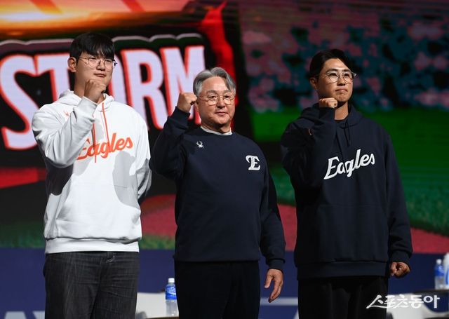 한화 김경문 감독(가운데)이&nbsp;채은성(오른쪽)과 김서현과 함께 ‘2025 신한 SOL 뱅크 KBO 미디어데이’에 참석한 모습. 스포츠동아DB