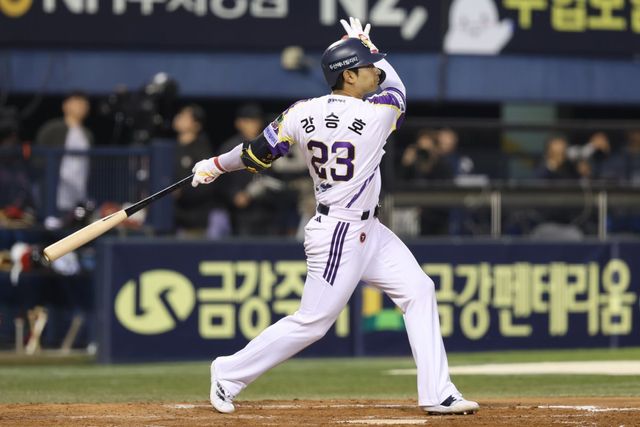 두산 강승호가 7일 잠실 LG전 6회초 2타점 2루타를 치고 있다. 두산은 강승호의 4타수 2안타 3타점 활약에 힘입어 LG를 5-2로 꺾고 2연속 위닝시리즈를 작성했다. 사진제공｜두산 베어스