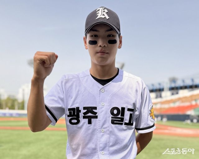 광주제일고 투타 겸업 선수 김성준이 8일 목동구장에서 열린 제79회 황금사자기 전국고교야구대회 겸 주말리그 왕중왕전(동아일보사·스포츠동아·대한야구소프트볼협회 공동주최) 2회전에서 덕수고에 10-0으로 5회 콜드게임 승리를 거둔 뒤 취재진과 인터뷰하고 있다. 목동｜김현세 기자 kkachi@donga.com