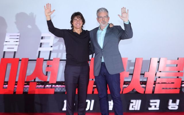 [서울=뉴시스] 김혜진 기자 = 톰 크루즈(왼쪽), 크리스토퍼 맥쿼리 감독이 8일 오후 서울 송파구 롯데시네마 월드타워에서 열린 영화 ‘미션 임파서블: 파이널 레코닝’ 프레스 컨퍼런스에서 포즈를 취하고 있다. 2025.05.08. jini@newsis.com