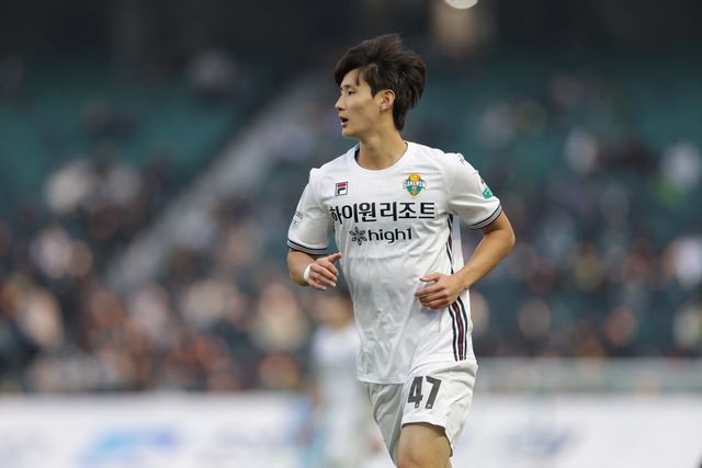 강원FC 신민하는 이번 시즌 K리그1에서 가장 돋보이는 ‘젊은 수비수’다. 리그에서 가장 탄탄한 뒷문을 자랑하는 강원의 핵심 수비수인 그를 축구국가대표팀 코칭스태프도 주목하고 있다. 코치들은 물론, 홍명보 감독이 강원 경기를 직관하며 신민하를 점검했다. 사진제공｜한국프로축구연맹