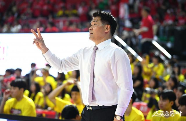 조상현 창원 LG 감독이 7일 잠실학생체육관에서 열린 서울 SK와 챔피언 결정전 2차전 도중 선수들에게 작전을 지시하고 있다. 사진제공｜KBL