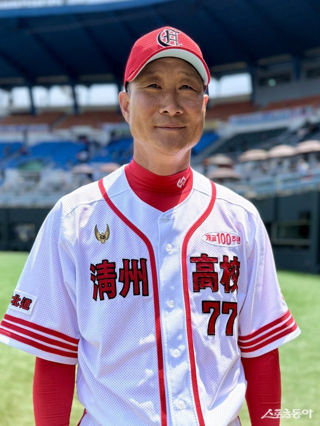 김인철 청주고 감독이 8일 목동구장에서 열린 제79회 황금사자기 전국고교야구대회 겸 주말리그 왕중왕전(동아일보사·스포츠동아·대한야구소프트볼협회 공동주최) 2회전에서 배재고를 6-5로 꺾고 16강 진출을 확정한 뒤 스포츠동아와 인터뷰하고 있다. 목동｜김현세 기자 kkachi@donga.com