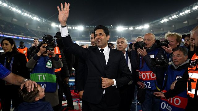 나세르 알 켈라이피 PSG 회장(가운데)이 8일(한국시간) 파르크 데 프랭스에서 열린 아스널과 2024~2025시즌 UCL 4강 2차전 홈경기에서 2-1로 이겨 결승 진출을 확정한 뒤 기뻐하고 있다. 파리시도 5시즌만의 UCL 결승을 반기며 파리 시청 앞에 대형 스크린을 설치해 다음달 1일 인터 밀란과 UCL 결승전을 중계할 예정이다. 사진출처｜PSG 홈페이지