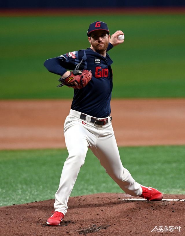 어깨 부상을 입은 롯데 찰리 반즈가 8일 병원 검진에서 ‘왼쪽 견갑하근 손상 소견’을 받았다. 회복엔 약 8주의 시간이 필요한 것으로 알려졌다. 롯데는 반즈의 부상 공백을 메울 대체 외국인선수를 폭넓게 알아볼 예정이다. 스포츠동아DB