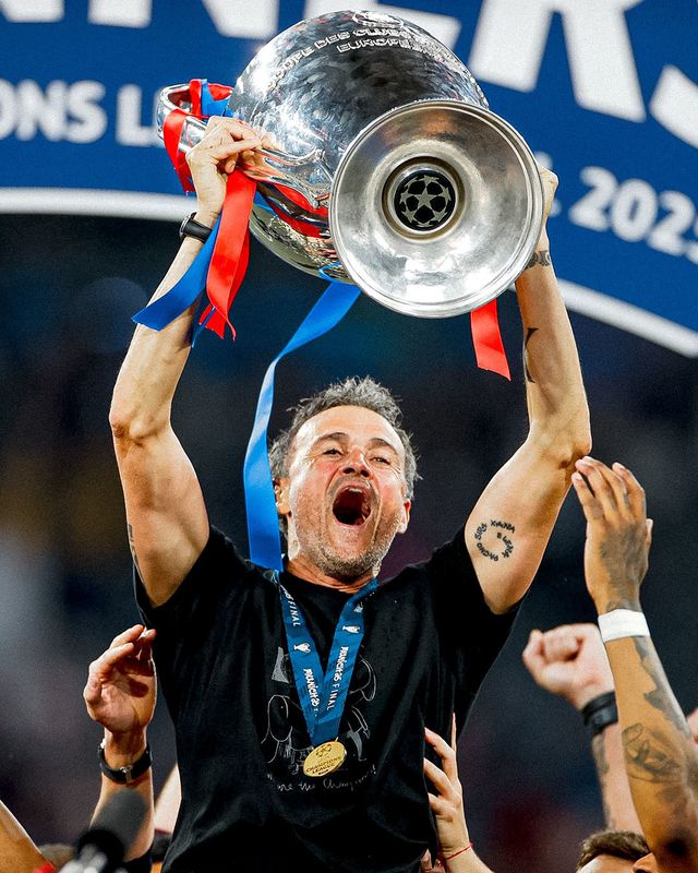 PSG 루이스 엔리케 감독이 1일(한국시간) 인터 밀란과 UCL 결승에서 5-0 완승을 거두며 우승을 차지한 뒤 트로피를 들고 환호하고 있다. 사진제공｜리그앙 페이스북