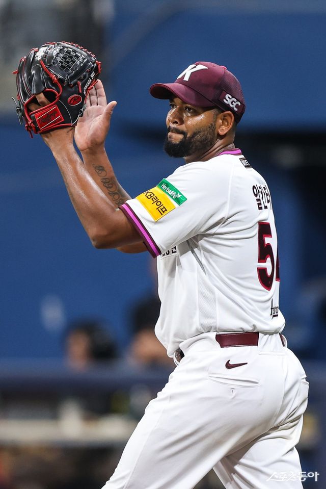 키움 알칸타라가 1일 고척 두산전에서 6이닝 6안타 2볼넷 4탈삼진 무실점 호투로 팀의 1-0 승리를 이끌었다. 키움은 4월 26, 27일 인천 SSG전 이후 첫 연승에 성공했다. 알칸타라가 이닝을 마무리한 뒤 기뻐하고 있다. 사진제공｜키움 히어로즈