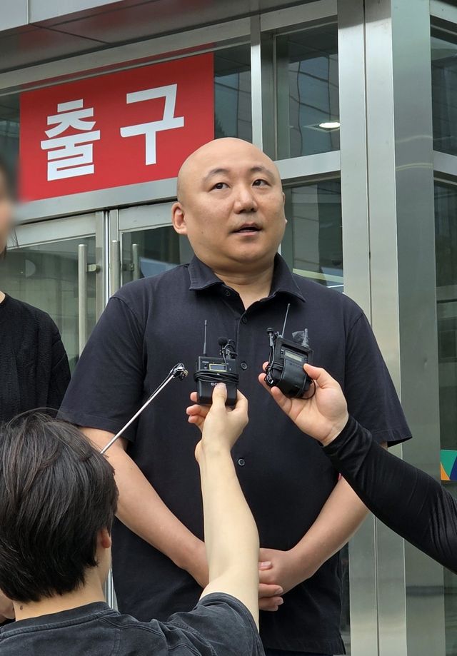 특수교사 A와 아동학대 관련 법정공방 중인 웹툰 작가 주호민이 해당 사건을 다룬 사이버렉카 유튜버 ‘뻑가’를 상대로 소송을 제기한 것으로 나타났다. 뉴시스