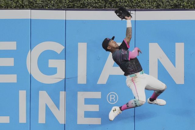 마이애미 마이어스가 1일(한국시간) 론디포파크에서 열린 ‘2025 메이저리그’ 샌프란시스코와 홈경기에서 7회초 이정후의 장타를 지우는 호수비를 펼쳤다. 마이애미(미 플로리다주)｜AP뉴시스