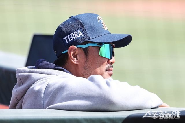 이호준 NC 감독은 1일 창원NC파크에서 열린 ‘2025 신한 SOL Bank KBO 리그’ 한화와 주말 3연전 마지막 경기에서 16-5 대승을 이끌었다. 경기 중반 포수 타석에 대타를 쓰는 과감한 전략으로 승리를 가져왔다. 사진제공｜NC 다이노스