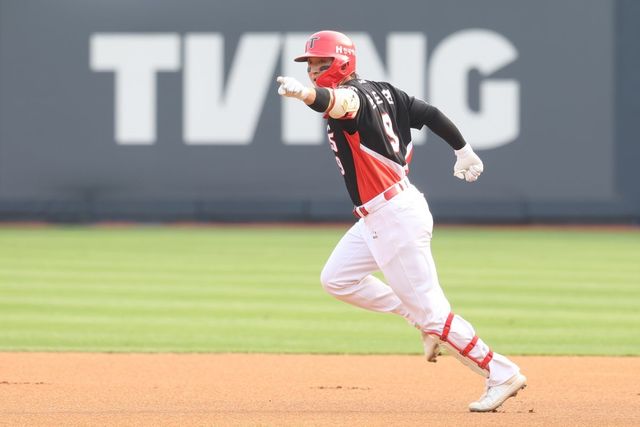 KIA 윤도현이 1일 수원KT위즈파크에서 열린 KT와 원정경기 1회초 선제 솔로포를 터트린 뒤 3루 덕아웃을 향해 손짓하고 있다. 사진제공｜KIA 타이거즈