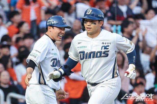 NC 오영수(오른쪽)는 1일 창원NC파크에서 열린 ‘2025 신한 SOL Bank KBO 리그’ 한화와 주말 3연전 마지막 경기에서 6회말 대타로 교체 출전했다. 역전 결승 만루포를 터트려 팀 승리에 혁혁한 공을 세웠다. 사진제공｜NC 다이노스