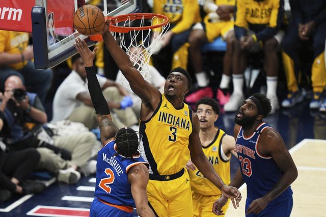 인디애나의 토마스 브라이언트(왼쪽에서 2번째)가 1일(한국시간) 게인브릿지 필드하우스에서 열린 뉴욕과 NBA PO 동부 콘퍼런스 결승 6차전에서 마일스 맥브라이드의 슛을 블로킹하고 있다. 브라이언트는 공수에서 깜짝 활약을 펼치 6차전 승리를 도왔다. 인디애나폴리스(미 인디애나주)｜AP뉴시스