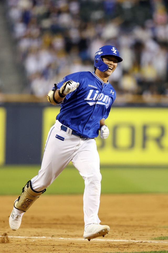 삼성 김태훈이 1일 잠실구장에서 열린 2025 KBO리그 LG와 원정경기에서 8회초 역전 2점 홈런을 터트린 뒤 환하게 웃으며 그라운드를 돌고 있다. 김태훈의 한방으로 6-4로 이긴 삼성은 시리즈 스윕을 달성하며 파죽의 7연승을 질주했다. 사진제공｜삼성 라이온즈