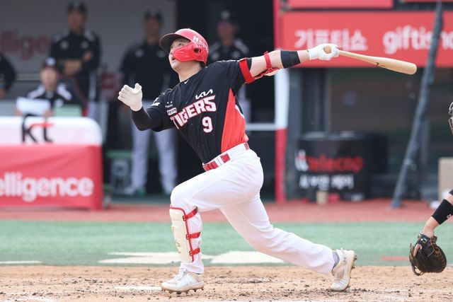 KIA 윤도현이 1일 수원KT위즈파크에서 열린 KT와 원정경기 2회초 결승 좌월 솔로포를 치고 있다. 사진제공｜KIA 타이거즈