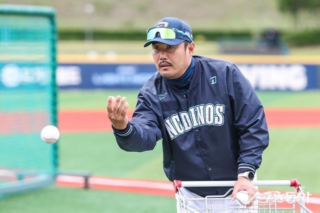 이호준 NC 감독은 1일 창원NC파크에서 열린 ‘2025 신한 SOL Bank KBO 리그’ 한화와 주말 3연전 마지막 경기에서 16-5 대승을 이끌었다. 경기 중반 포수 타석에 대타를 쓰는 과감한 전략으로 승리를 가져왔다. 사진제공｜NC 다이노스