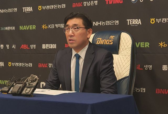 NC 다이노스 이진만 대표이사가 30일 창원NC파크에서 홈경기 재개 관련 기자회견에서 연고지 이전 가능성을 언급했다. 창원시가 구단의 요구사항을 받아들이느냐가 관건이다. 뉴시스