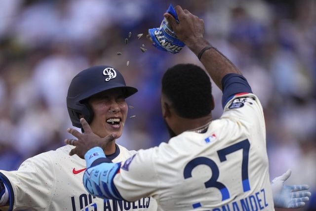 LA 다저스 김혜성(왼쪽)이 1일(한국시간) 뉴욕 양키스와 홈경기에서&nbsp;좌투수를 상대로 홈런을 쳐내는 등 4안타 2타점의 맹타를 휘두르며 팀 승리를 이끌었다. 김혜성이 동료 테오스카 에르난데스로부터 축하를 받고 있다. LA｜AP뉴시스