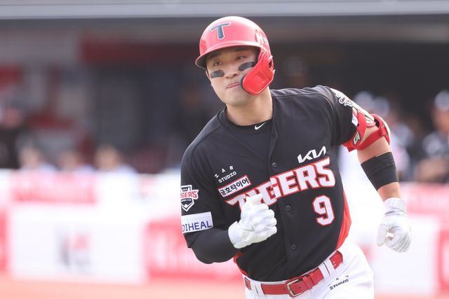 KIA 윤도현이 1일 수원KT위즈파크에서 열린 KT와 원정경기 1회초 좌월 솔로포를 터트린 뒤 홈을 밟고 있다. 사진제공｜KIA 타이거즈