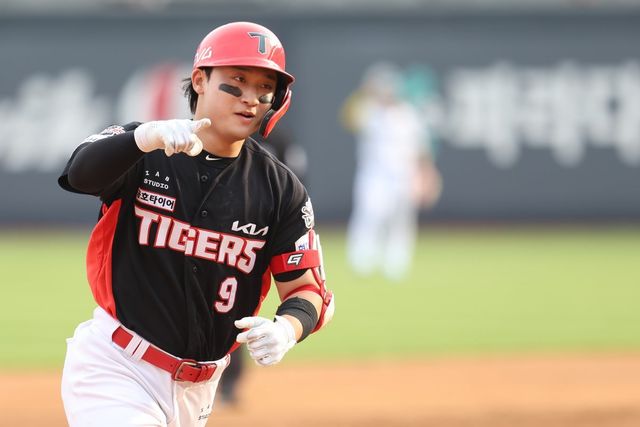 KIA 윤도현이 1일 수원KT위즈파크에서 열린 KT와 원정경기 1회초 좌월 솔로포를 터트린 뒤 3루 덕아웃을 향해 손짓하고 있다. 사진제공｜KIA 타이거즈