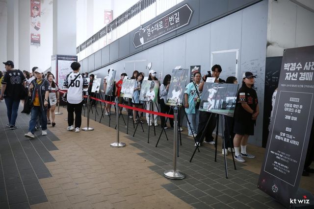 1일 수원KT위즈파크에서 열린 박경수의 은퇴식 현장을 찾은 KT 팬들. ‘경수대로 6번길’로 명명된 1루 메인 게이트 옆에서 진행된 ‘박경수 사진 자선 경매’ 행사에 많은 팬이 줄을 서고 있다. 사진제공｜KT 위즈