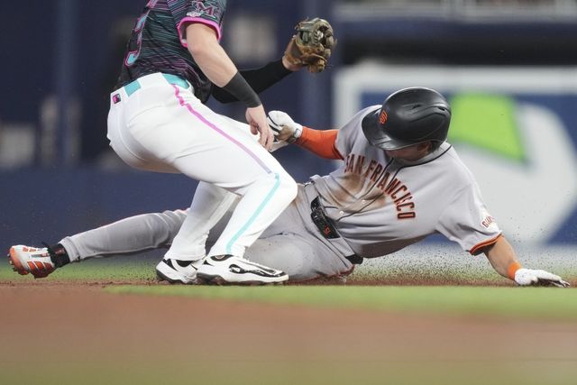 샌프란시스코 이정후가 1일(한국시간) 론디포파크에서 열린 ‘2025 메이저리그’ 마이애미와 원정경기에서 2번타자 중견수로 선발 출전했다. 멀티히트를 기록했지만, 운이 따르지 않으며 팀 패배를 지켜봐야 했다. 마이애미(미 플로리다주)｜AP뉴시스