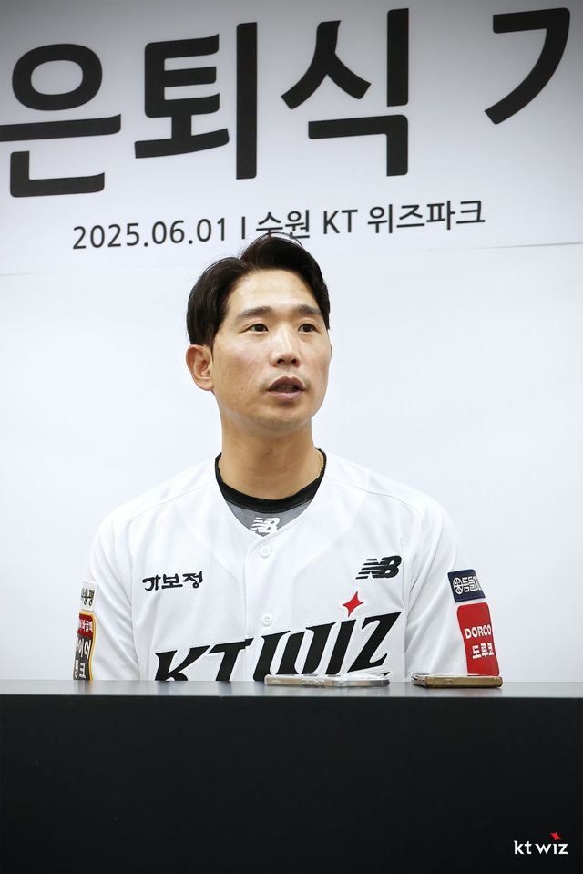 KT의 ‘영원한 캡틴’ 박경수가 1일 수원KT위즈파크에서 열린 은퇴식 기자회견에서 취재진과 인터뷰하고 있다. 박경수는 “내가 이런 성대한 은퇴식을 치를 수 있다는 것 자체로 난 꿈을 이룬 것”이라며 감격스러워했다. 사진제공｜KT 위즈