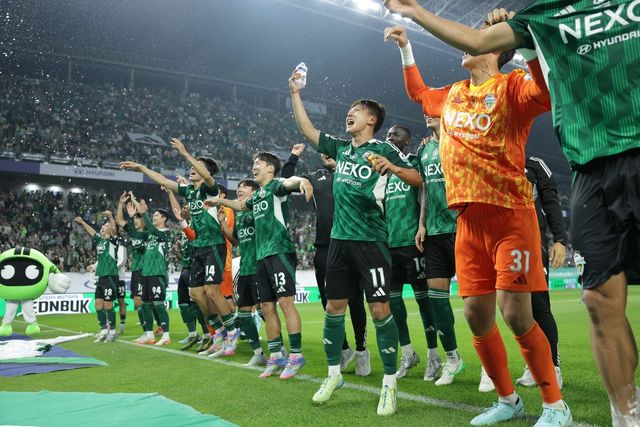 전북 선수들이 5월 31일 전주월드컵경기장에서 열린 울산과 홈경기에서 3-1 역전승을 거둔 뒤 관중과 기쁨을 나누고 있다. 사진제공｜한국프로축구연맹