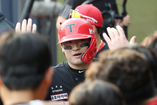 KIA 윤도현이 1일 수원KT위즈파크에서 열린 KT와 원정경기 2회초 결승 좌월 솔로포를 터트린 뒤 덕아웃에서 동료들의 환영을 받고 있다. 사진제공｜KIA 타이거즈