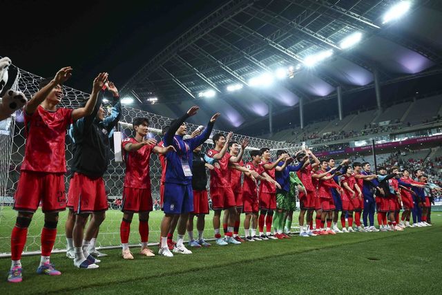 태극전사들이 10일 서울월드컵경기장에서 열린 북중미월드컵 아시아 최종예선 마지막 경기를 대승하며 무패로 예선 통과에 성공한 뒤 도열해 축구팬들에게 감사를 전하고 있다. 상암｜뉴시스