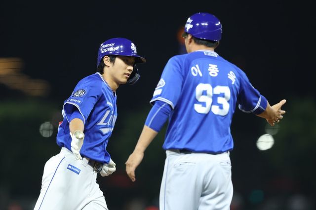 삼성 이재현(왼쪽)은 10일 광주 KIA전에서 9번타자 유격수로 나서 8회초 쐐기 만루포를 쏘아 올렸다. 올 시즌 첫 4타점 경기다. 사진제공｜삼성 라이온즈