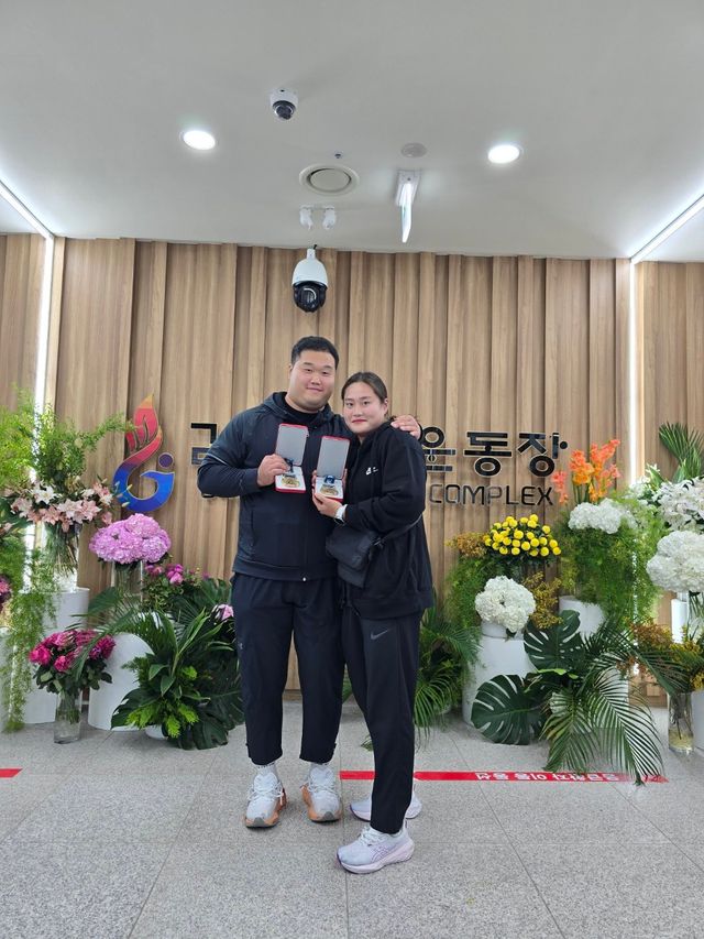 영월군청 심준(왼쪽)과 정유선은 육상계를 대표하는 커플이다. 나이, 소속팀, 종목까지 같은 이들은 10일 예천스타디움에서 끝난 제53회 KBS배 전국육상경기대회에서 2년 연속 동반우승을 달성했다. 사진은 지난해 10월 경남에서 열린 전국체전에서 동반우승을 달성한 뒤 기뻐하는 두 선수. 사진│정유선 본인 제공