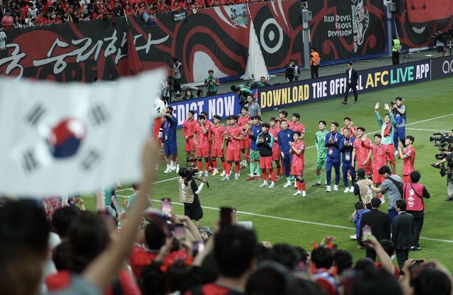 태극전사들이 10일 서울월드컵경기장에서 열린 쿠웨이트와 2026북중미월드컵 아시아 최종예선 10차전 홈경기에서 대승하며 11회 연속 본선행을 자축한 뒤 4만 홈관중과 기쁨을 나누고 있다. 상암 ｜뉴시스