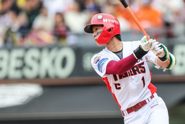 &nbsp;KIA 박찬호는 10일 광주 삼성전에서 3타수 무안타로 부진했다. 그는 경기가 끝난 뒤 특타를 진행하며 반등의 의지를 보였다. 사진제공｜KIA 타이거즈