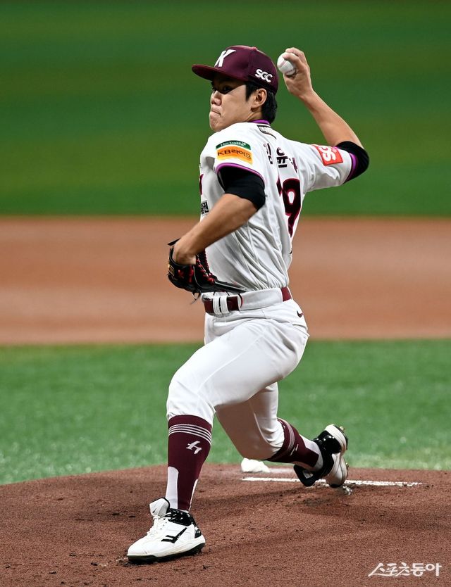 올 시즌 첫 무실점 투구를 기록한 키움 선발투수 김윤하. 스포츠동아 DB