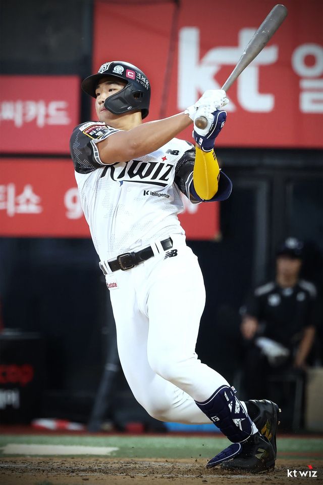 KT는 3~8일 주간 3승3패로 승률 5할을 기록했다. 이강철 KT 감독은 10일 수원 롯데전을 앞두고 지나가던 안현민에게 “네가 (8일) 선발출전했다면 승패 마진을 벌었을 것”이라며 장난쳤다. 기대감을 읽을 수 있는 대목이다. 사진제공｜KT 위즈