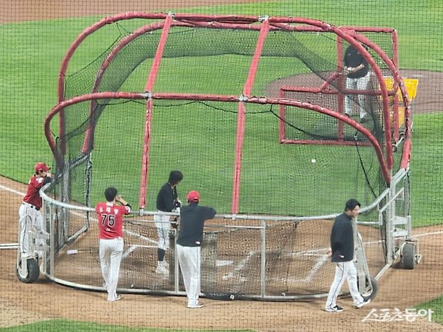 &nbsp;KIA 박찬호는 10일 광주 삼성전에서 3타수 무안타로 부진했다. 그는 경기가 끝난 뒤 특타를 진행하며 반등의 의지를 보였다.｜광주 박정현 기자