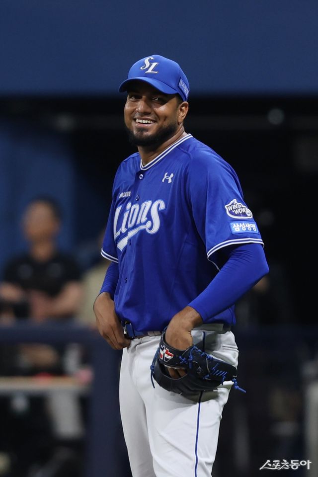 삼성 레예스는 8일 오른쪽 발등 미세 골절로 1군 엔트리에서 빠졌다. 팀은 부상이 재발한 레예스를 두고 완전 교체와 일시 대체를 두고 고민에 빠졌다. 사진제공｜삼성 라이온즈