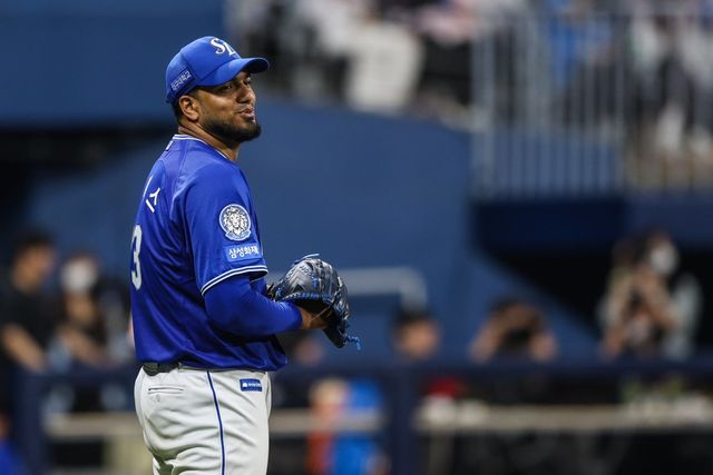 삼성 레예스는 8일 오른쪽 발등 미세 골절로 1군 엔트리에서 빠졌다. 팀은 부상이 재발한 레예스를 두고 완전 교체와 일시 대체를 두고 고민에 빠졌다. 사진제공｜삼성 라이온즈