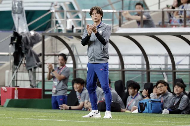 홍명보 축구대표팀 감독이 10일 서울월드컵경기장에서 열린 쿠웨이트와 2026북중미월드컵 아시아 최종예선 홈경기를 지켜보며 선수들에게 박수를 보내고 있다. 상암｜뉴시스