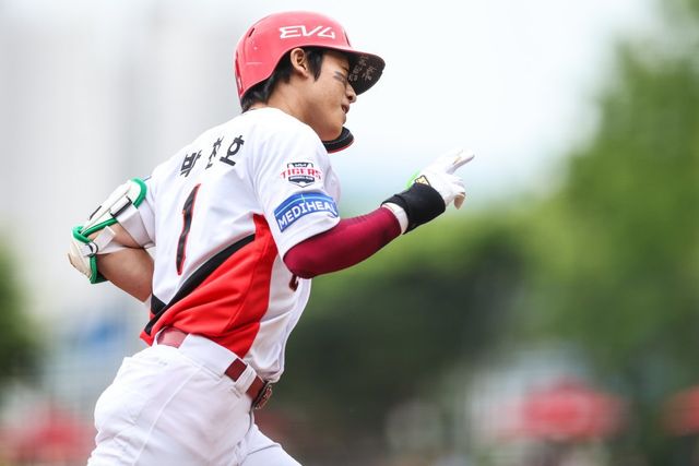 &nbsp;KIA 박찬호는 10일 광주 삼성전에서 3타수 무안타로 부진했다. 그는 경기가 끝난 뒤 특타를 진행하며 반등의 의지를 보였다. 사진제공｜KIA 타이거즈