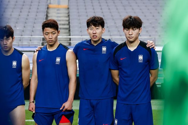 축구국가대표팀 주장 손흥민(가운데)이 쿠웨이트와 2026북중미월드컵 아시아 최종예선 B조 최종 10차전을 하루 앞두고 서울월드컵경기장에서 진행된 훈련 도중 황희찬(왼쪽 2번째)과 배준호(오른쪽)의 어깨를 잡은 채 선수단에게 말하고 있다. 사진제공｜대한축구협회