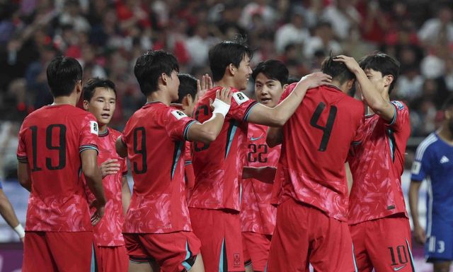 축구국가대표 선수들이 10일 쿠웨이트와 홈경기에서 이재성의 골이 터지자 한데 모여 기쁨을 나누고 있다. 상암｜뉴시스