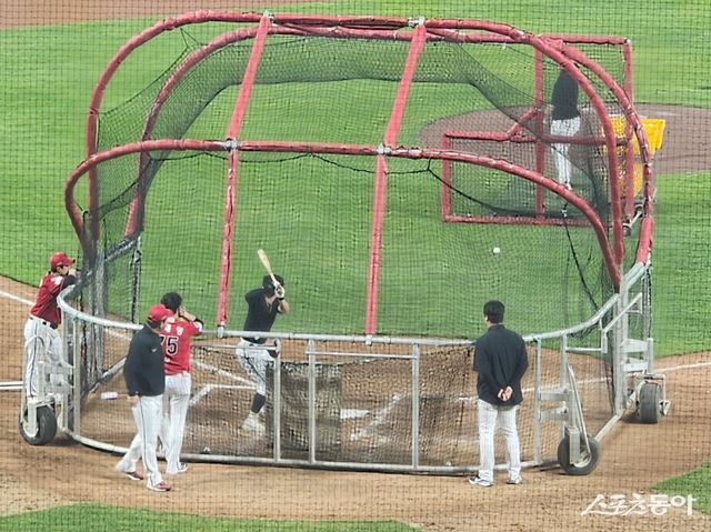 &nbsp;KIA 박찬호는 10일 광주 삼성전에서 3타수 무안타로 부진했다. 그는 경기가 끝난 뒤 특타를 진행하며 반등의 의지를 보였다.｜광주 박정현 기자